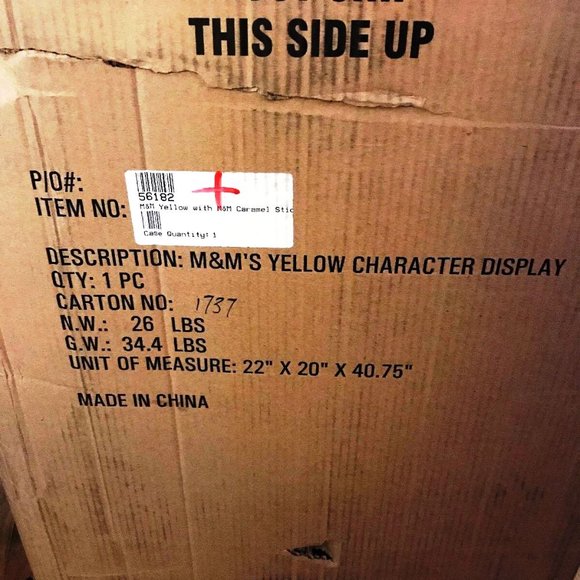 M&M YELLOW CHARACTER WITH TRAY NEW IN THE BOX - Picture 3 of 4